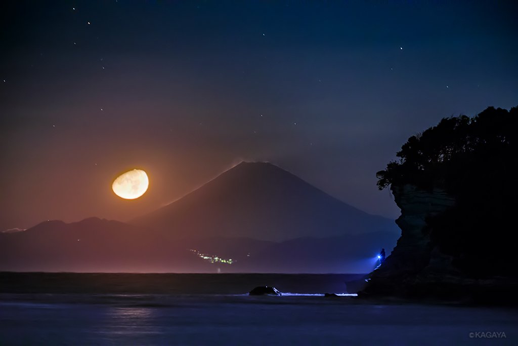 KAGAYA_11949's tweet photo. 沈む月、見送る富士。
海と山を照らしていた月が深夜に沈むと、星々が一斉に輝き始めました。
（今朝未明、富士山より110km離れた千葉県房総半島から望遠レンズで撮影） https://t.co/vsoLFWBEVm