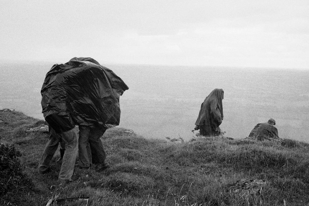 Aranthell's tweet image. La pluie rendrait anonyme.
[Martin Parr]