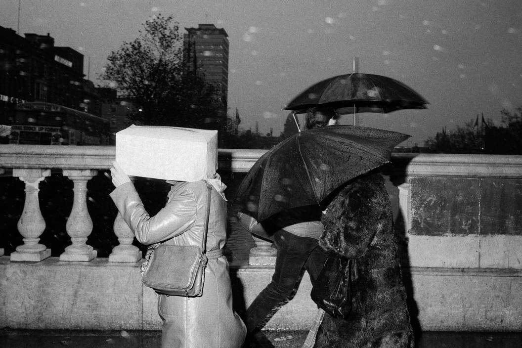 Aranthell's tweet image. La pluie rendrait anonyme.
[Martin Parr]
