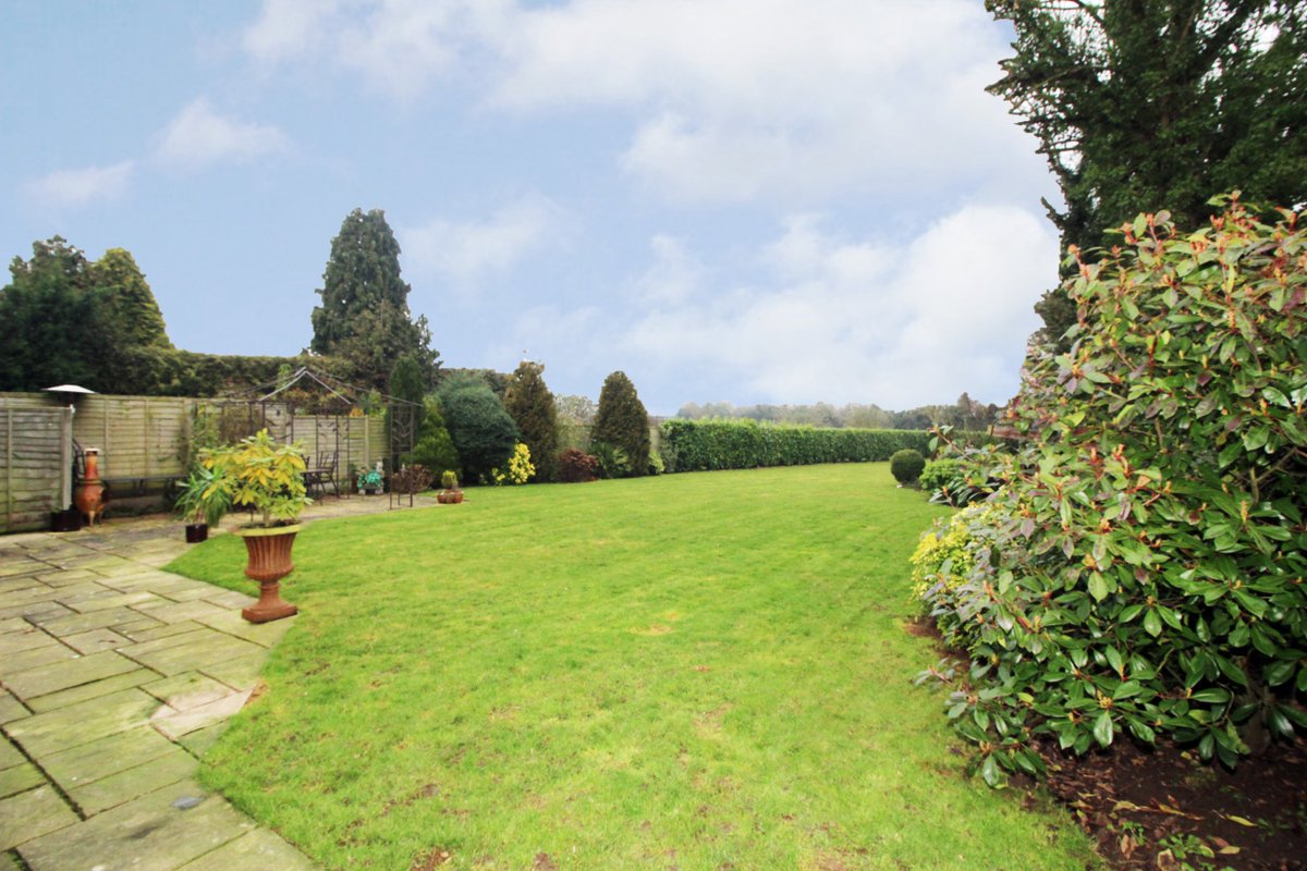 Immaculate 4 bedroom detached home in Holt Heath with stunning views of the local countryside. Call us now to book a viewing on 01905 388191