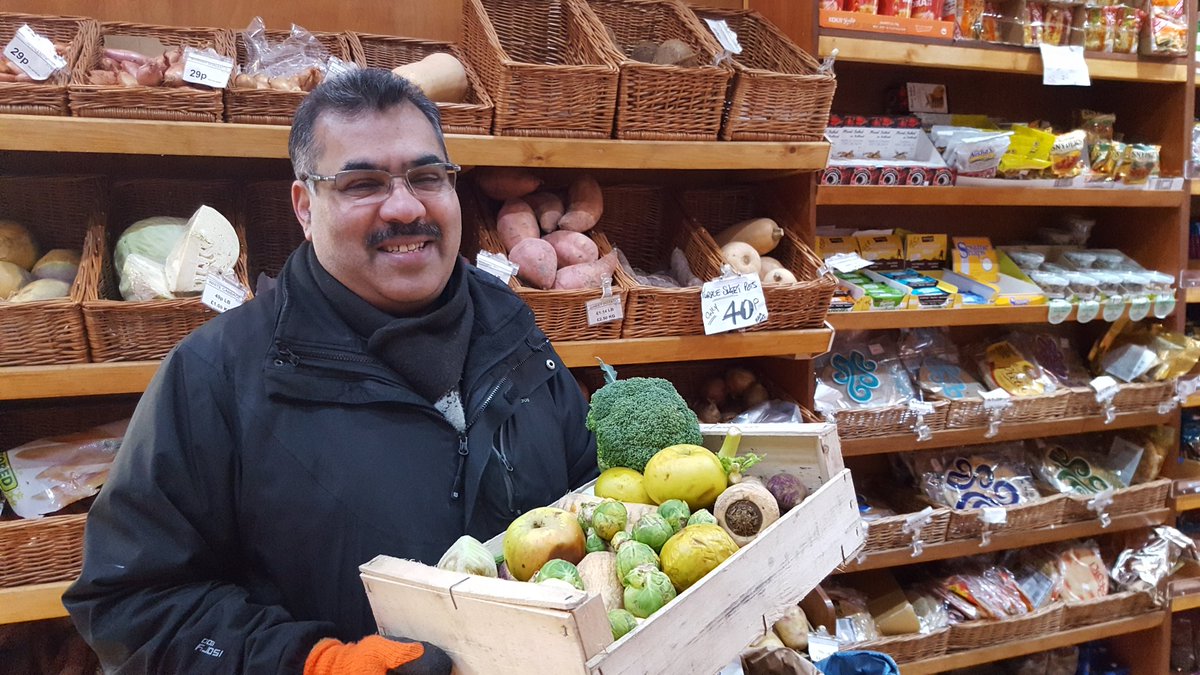 Thanks Jamil #fruitalicious 4 donating #foodsurplus 2 #UphallPS <a href="/trjfpEdinburgh/">TRJFP Edinburgh</a> #scotfoodedu #feedbelliesnotbins <a href="/ZeroWasteScot/">Zero Waste Scotland</a>