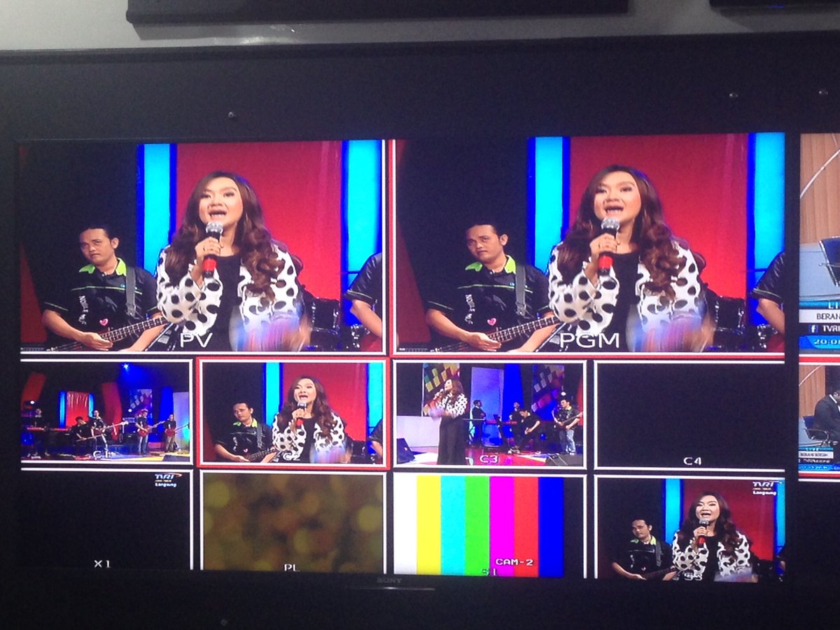 Tak lupa mc kece kita shevi <a href="/Duo_Virgin/">DV Shara & Shevi</a> yang akan menemani hingga pukul 21.00 nanti