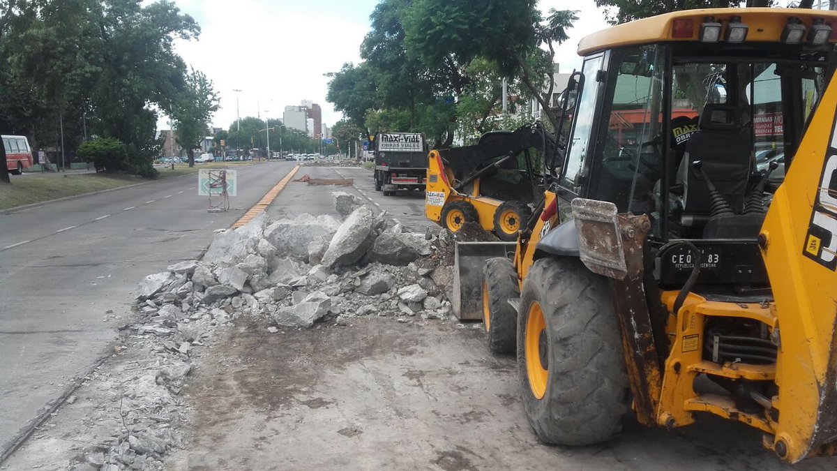 prensamda's tweet photo. #AvanceDeObras Estamos haciendo bacheo con hormigón en la Av. Mitre al 4900, en su carril central en sentido hacia Quilmes.
#MásVivaQueNunca https://t.co/lgNiIOh7ER