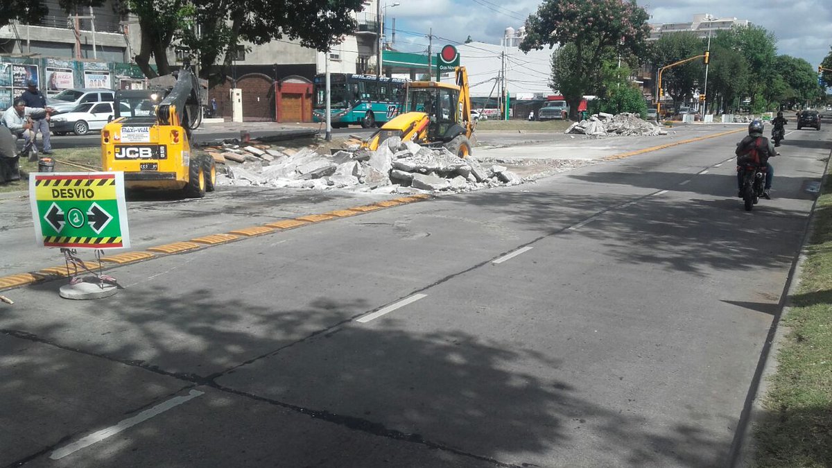 prensamda's tweet photo. #AvanceDeObras Estamos haciendo bacheo con hormigón en la Av. Mitre al 4900, en su carril central en sentido hacia Quilmes.
#MásVivaQueNunca https://t.co/lgNiIOh7ER