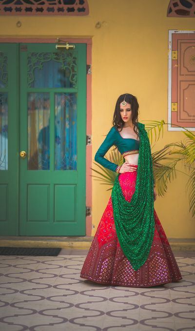 MazaaOnline's tweet photo. #Wow, look how #Stunning these #Colours look on her!

#RT if you agree

#IndianFashion #Inspiration #Fashion #IndianCouture #MazaaAsianGuide https://t.co/v08QAROKkr