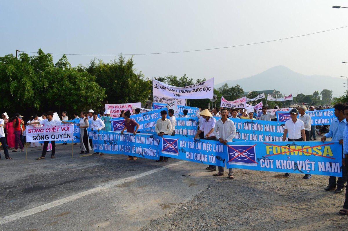 PaulMinhNhat's tweet photo. VN gov. Formosa killed our environment&you protect it.Be careful! Thousands ready for a big demonstration again.Choose nation or death https://t.co/JOgBJztMKs