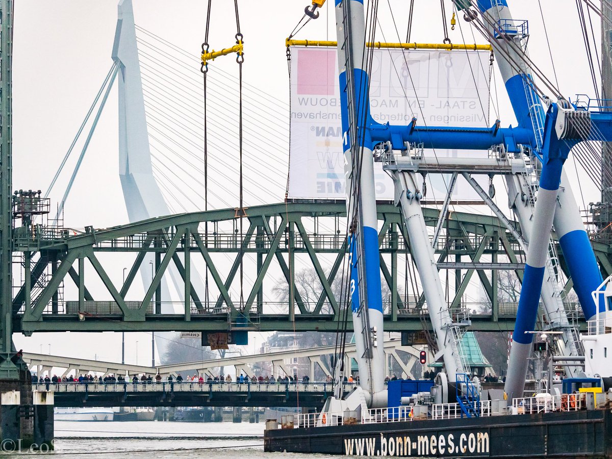 leoencis's tweet photo. #matador3 @bonnMees plaatst #hetval in de #spoorbrug #hef #koningshavenbrug #koningshaven #rotterdam #thenetherlands @PortOfRotterdam @ADnl https://t.co/2uXZc0MSCU