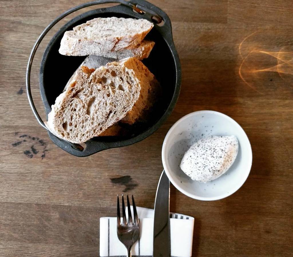 JustKarlSmith's tweet photo. This was my meal - Homemade bread and cream butter! #Trondheim #Norway #foodpoor #delights… https://t.co/BBbbgEYAYq https://t.co/2LEzzgTXnl