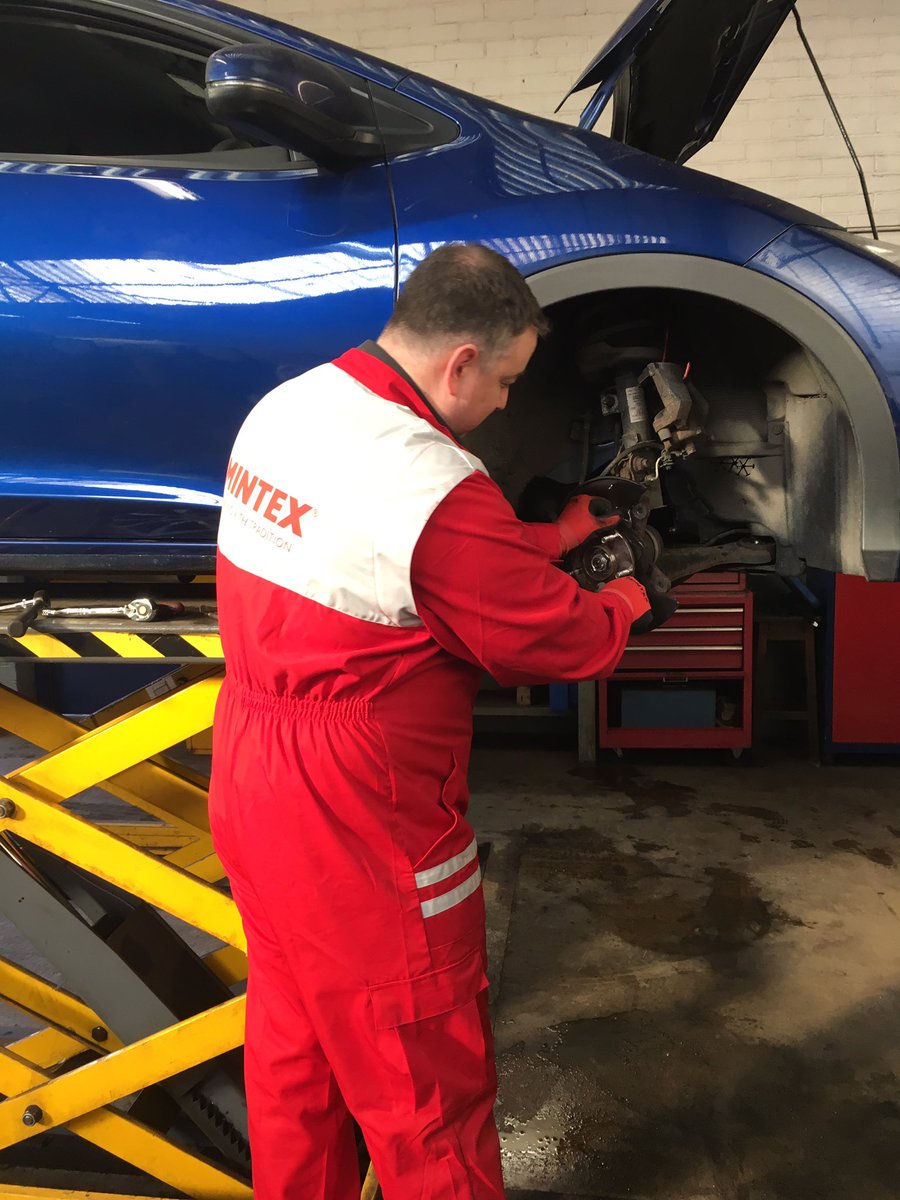 MintexBrakesUK's tweet photo. Our technical manager showing us how to clean down the hub properly to prevent #brakejudder #braketips https://t.co/BIocNgTK1v