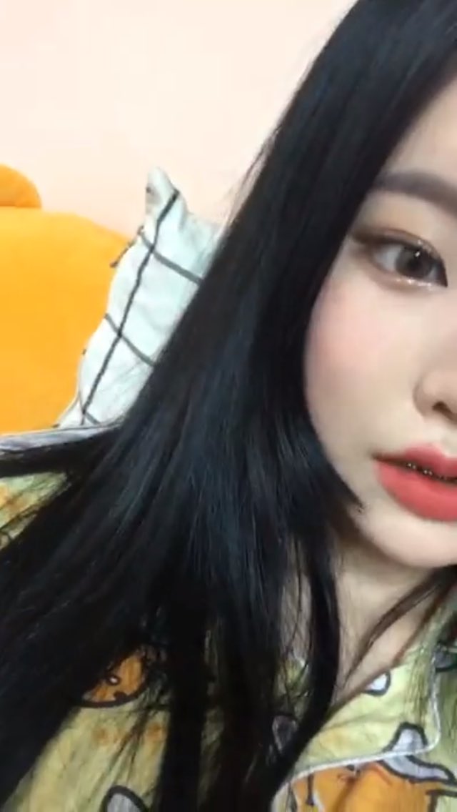 yki_com4's tweet photo. daxbinちゃん日頃大人っぽいのに部屋着ぐでたまなの萌える… https://t.co/r3AfDZ6nP7