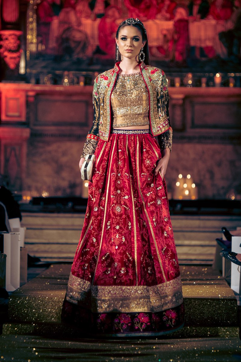 MediaHouseLDN's tweet photo. Stunning catwalk couture from last night's #FashionParadeLondon from #NomiAnsari, #FaizaSamee, #TenaDurrani & #SairaRizwan. #Fashion https://t.co/QwiUOdR5Vg