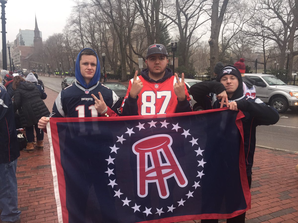 JoeyWright10's tweet photo. Viva! #VivaLaStool #DefendTheWall #FuckGoodell #3ManWolfPack @vivalastool @barstoolsports @stoolpresidente @FeitsBarstool https://t.co/U6hCT4nvmc