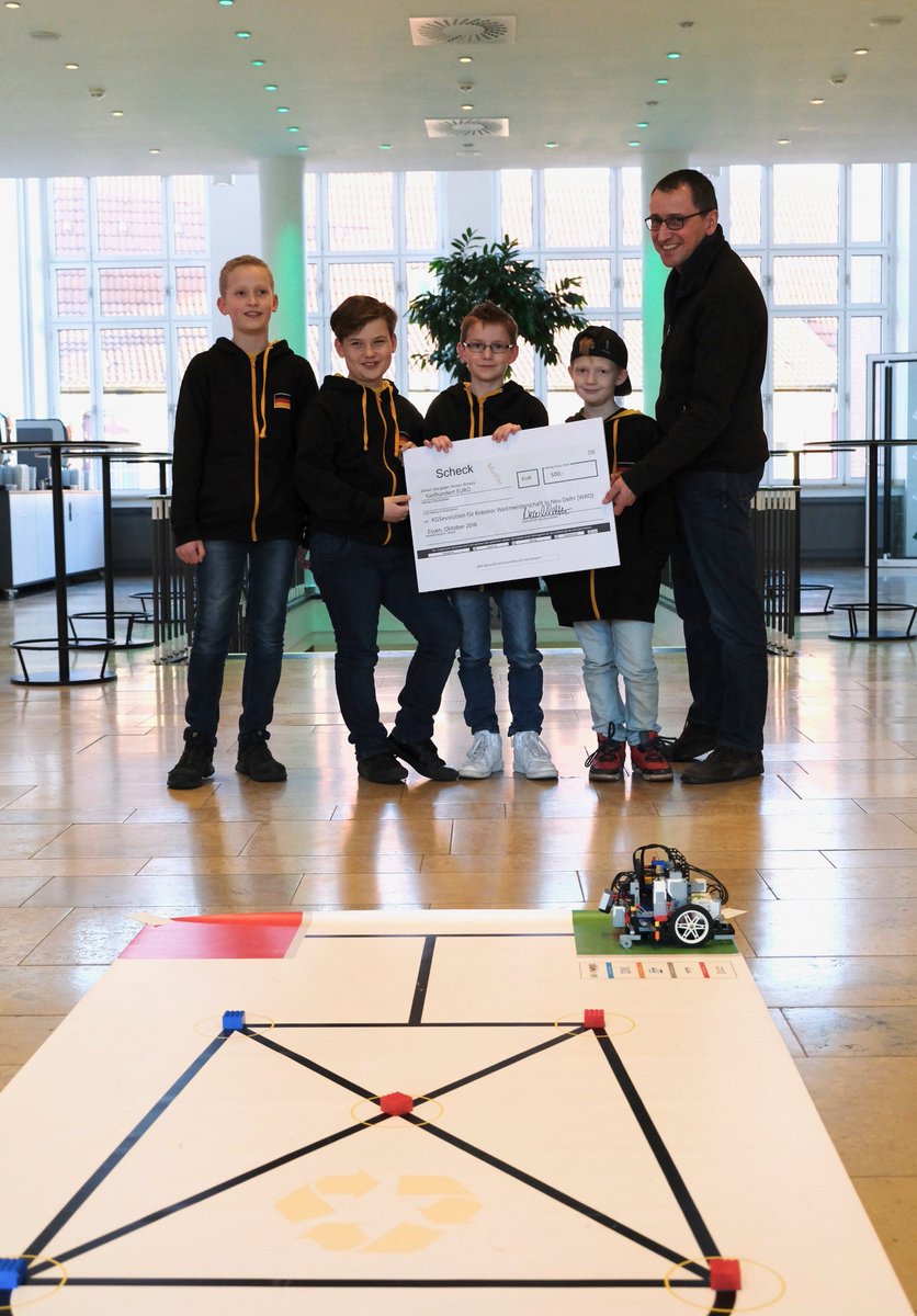 HausDerTechnik's tweet photo. Tom, Felix, Yanis und Ben - die vier Nachwuchstüftler waren bei der #WRO2016 in #NeuDelhi #Robokids #Technik Mehr: https://t.co/qwy6ip5Zwg https://t.co/XhBG8CdbqU