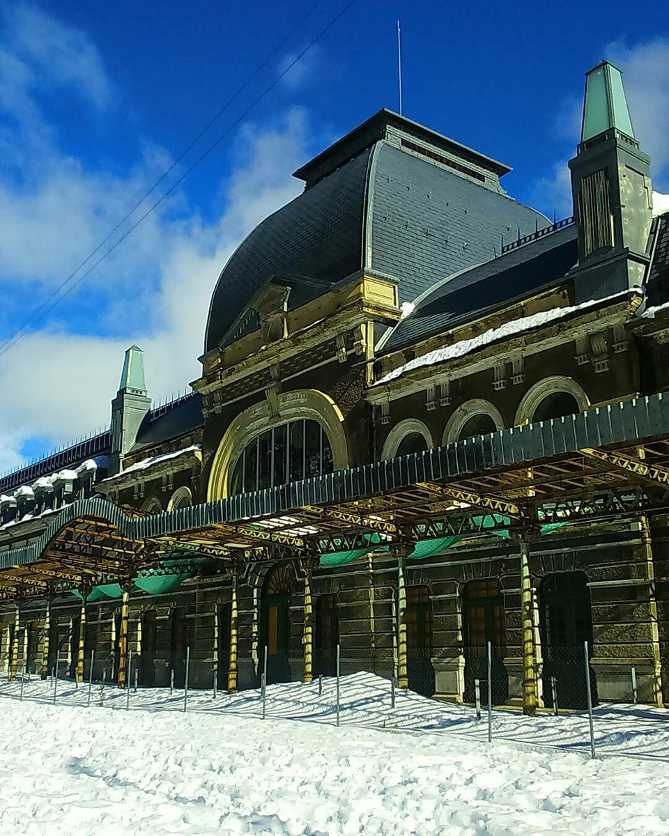 Estación de Canfranc vestida de blanco. Mítica, majestuosa, intemporal ¿Se os ocurren más adjetivos? bit.ly/2llmOtR 🌲❄<a href="/FundCanfranc/">Fundación Canfranc</a>