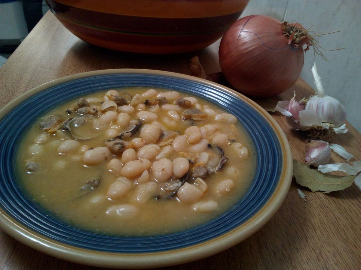 masfmchef's tweet photo. Muy fácil el plato de hoy. Alubias con almejas la cocina de hoy en @MasFmBegastri con @lazaromasfm https://t.co/Ny6Pjl6Tib
