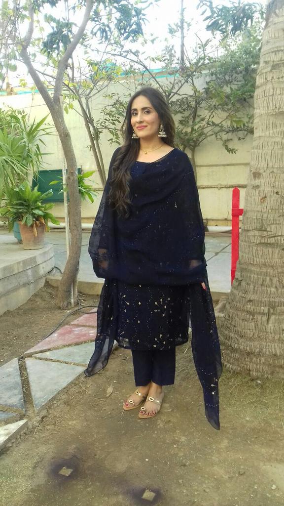 KanzaAli7's tweet photo. sets of an upcoming ARY serial with Sajid Hassan, @sabreenhisbaniofficial shines in a deep blue avatar #sabreenhisbani #official #exclusive https://t.co/wtAUOdvCiE