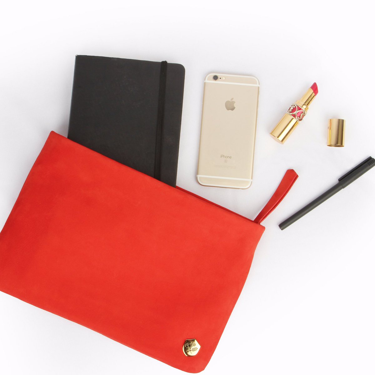 Introducing the <a href="/poppybarley/">수채화</a> "Heart Truth Clutch" made exclusively to support <a href="/thehsf/">New handle - @HeartandStroke</a>! Avail. via their website on Feb.9, w/💯#HeartTruthYYC❤