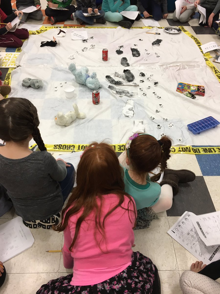 CGgrade2's tweet image. Mr. Bear has gone missing again!  Ss gathering info from the crime scene. @CenterGroveES @MarioRo22688670