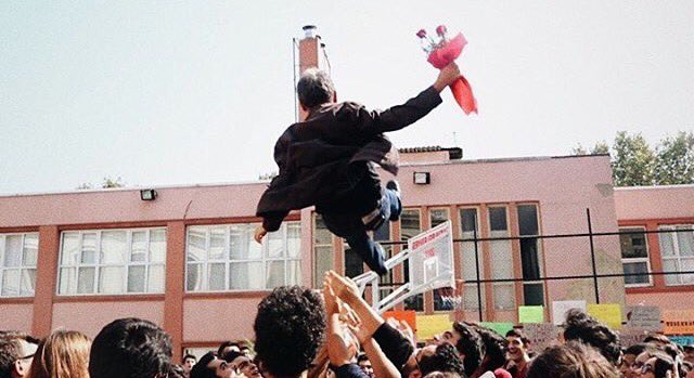 Biz bilmezdik gökyüzüne yükselince bir kuş olacağını.
Cağaloğlu'nu inletmiş dev gibi bir adamdın,
Dev gibi yüreğinle bir devrim yaptın.