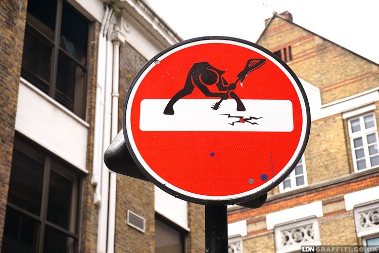 LDNGraffiti's tweet image. It's a sign! ... @CletAbraham #StreetArt in London
