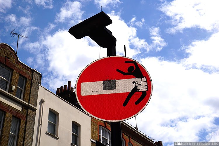 LDNGraffiti's tweet image. It's a sign! ... @CletAbraham #StreetArt in London
