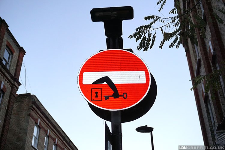 LDNGraffiti's tweet image. It's a sign! ... @CletAbraham #StreetArt in London