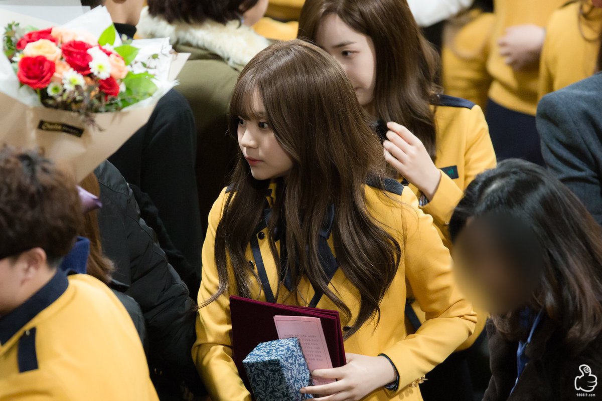 980819_com's tweet photo. [170207] #여자친구(#GFRIEND) #서울공연예술고등학교 #졸업식 #엄지 #직찍 8pics

https://t.co/BEIIkEkijk

엄지야! 졸업 축하해!
. https://t.co/IOXbtDSCoT