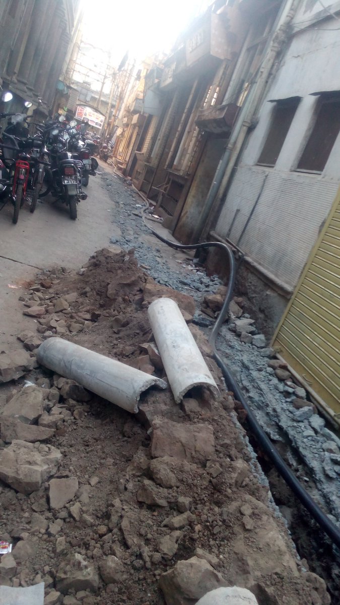 asifpatani's tweet photo. ભાવનગર એક એવું શહેર છે જયા રસ્તો બની ગયા પછી ખબર પડે પાઈપલાઈન તો નાખવાની જ રહી ગઈ ચાલું ખોદકામ @vijayrupanibjp @vibhavaridave @jitu_vaghani https://t.co/Tny59dVhCn