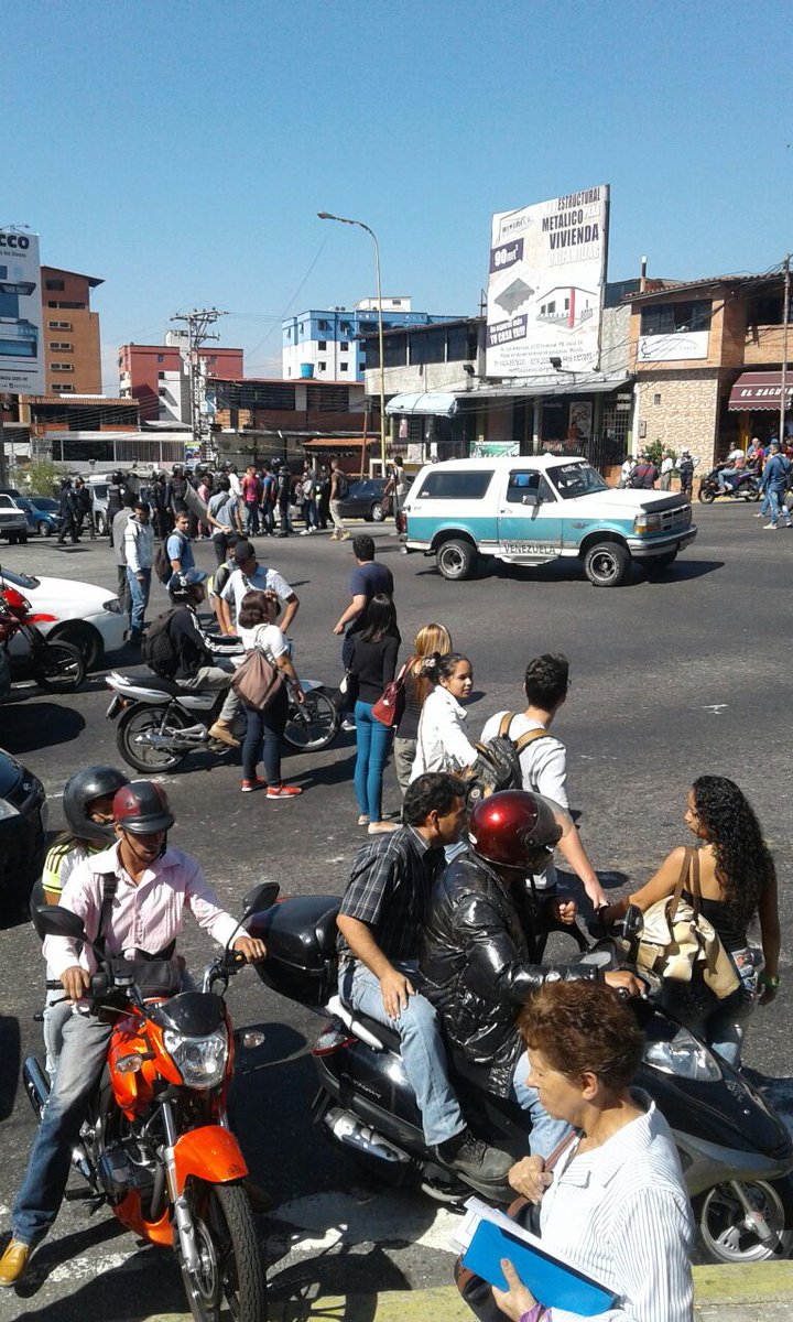 leoperiodista's tweet photo. Estudiantes #ULA protestan pacíficamente en avda Las Américas exigen solución al problema del pasaje estudiantil..#Mérida https://t.co/AiBGDH7l6C