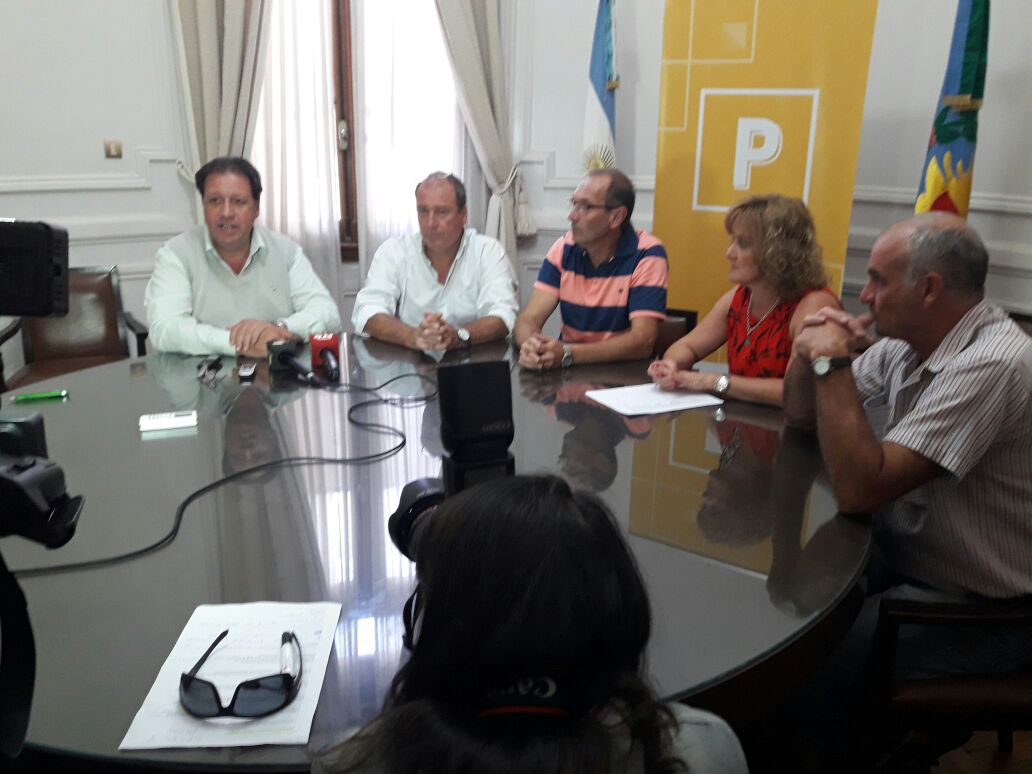 fiestaestaca's tweet photo. ⚠En este momento⚠ Conferencia de prensa, sobre la FIESTA DE LA ESTACA 2017, en la @MuniPergamino
#AcevedoViveLaFiestaDeLaEstaca https://t.co/j4D4cRAsvI