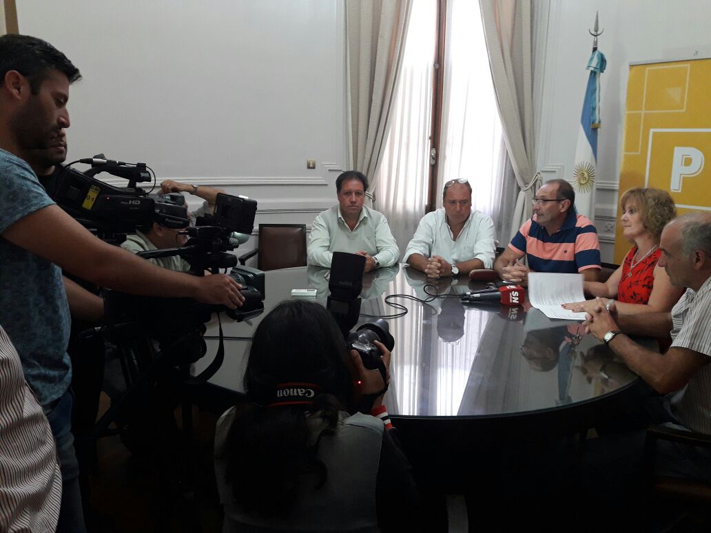 fiestaestaca's tweet photo. ⚠En este momento⚠ Conferencia de prensa, sobre la FIESTA DE LA ESTACA 2017, en la @MuniPergamino
#AcevedoViveLaFiestaDeLaEstaca https://t.co/j4D4cRAsvI