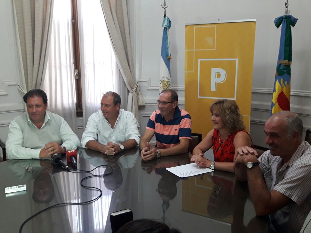 fiestaestaca's tweet photo. ⚠En este momento⚠ Conferencia de prensa, sobre la FIESTA DE LA ESTACA 2017, en la @MuniPergamino
#AcevedoViveLaFiestaDeLaEstaca https://t.co/j4D4cRAsvI