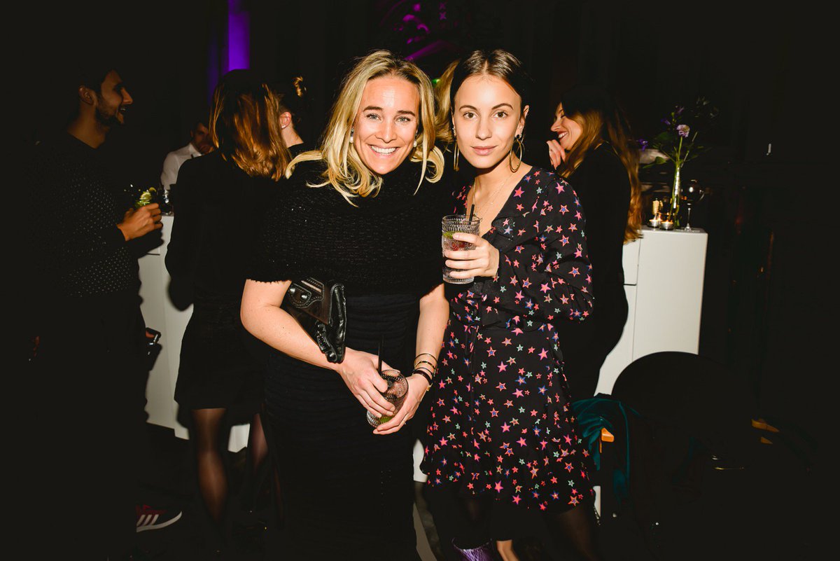 .<a href="/KatwalkNL/">Katwalk</a>: <a href="/LizzyvdLigt/">LizzyvdLigt</a> strikt <a href="/Jettekevanlexmo/">Jetteke van Lexmond</a> bij Amayzine Look of the Year Awards rtlnieuws.nl/boulevard/ente… #rtlboulevard