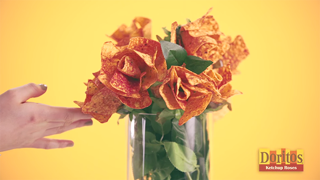 blackboxparis's tweet photo. #Creativity : @Doritos is bringing back its ketchup roses to celebrate #ValentinesDay ! #branding via/@trendhunter https://t.co/NqnxNRzUqc https://t.co/ZGNxenmgko