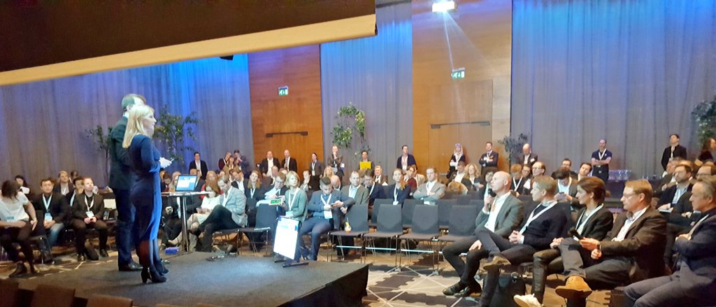 Pitcharna flödar under #connect2capital. Investerarna ömsom flockas ömsom flackar med blicken under entreprenörernas presentationer.