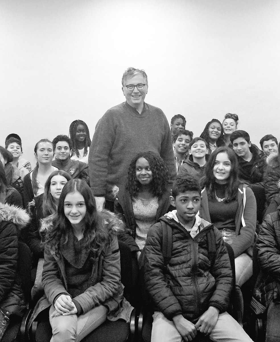 unartistealecol's tweet photo. [photodefamille] un ancien élève   +  la nouvelle génération = un  artiste à l école. @SACDParis avec w. #Gotesman https://t.co/Htx5kjAyif
