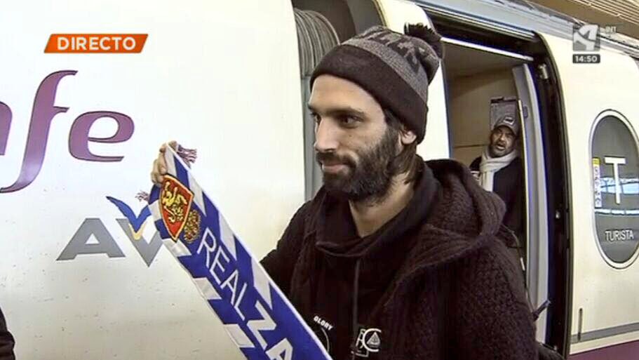 josecorbacho's tweet photo. Quiero desmentir que vaya a formar dupla en ataque con Samaras en el  @RealZaragoza 
(Ya decía yo que ese hipster me sonaba)
:-) https://t.co/UGAUmFYp0r