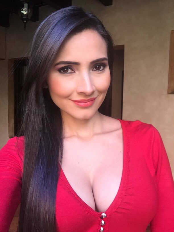 MASSIELCARRILLO's tweet image. Hoy la vida te regala un ✏️ para escribir lindos planes, un borrador para quitar un recuerdo triste y crayones para pintar de colores tu día