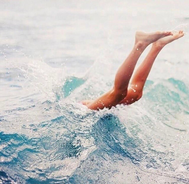 sparkly_wine_'s tweet image. Sometimes you just need to #jump in head first!! #ExcitingThingsComing #MermaidLife #NewLaunch #Wine #Mermaid
