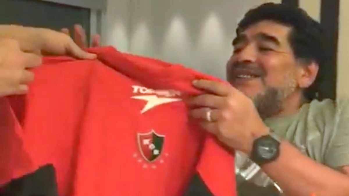 El nuevo video de Maradona: cantó por Newell's y cargó a Central infob.ae/2lgcgiR