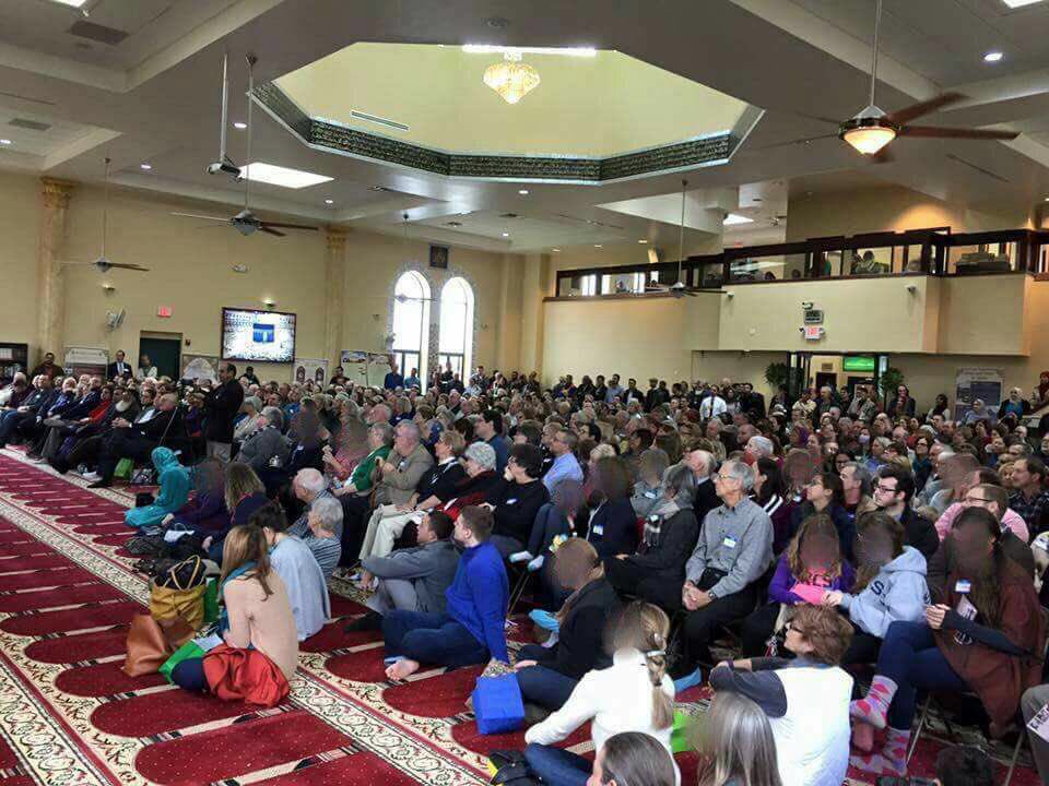 Na de winst van Donald Trump gaan steeds meer Amerikanen op bezoek naar kennis over de islam. Zoals bij moskee al-Huda in #Chicago