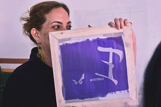 85OnlineVal's tweet photo. Primer proceso del estampado de las camisetas del equipo de trabajo de la Explosh Boom Cartoon. https://t.co/cXAuQ1Z7NJ