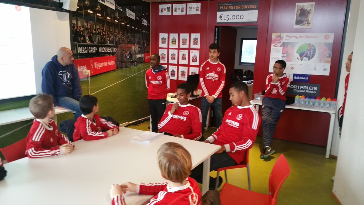 Supertrots, leerlingen #Assist geven les aan dinsdagmiddaggroep bij #PfSAlmere #actief #gezondejeugd