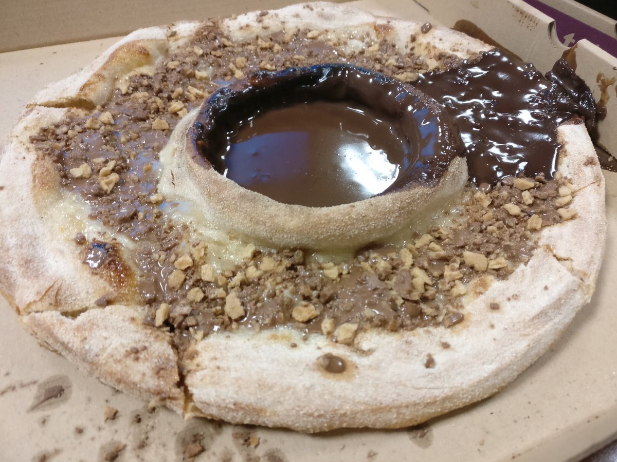 davidpareja's tweet photo. Hola, soy David Pareja, hemos pedido una Telepizza de KitKat y esto es Jackass. https://t.co/k7AhfeyhoJ