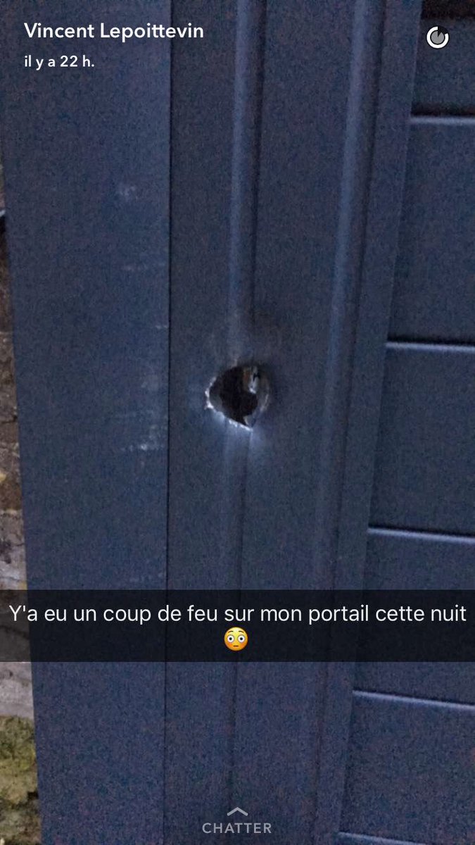 _lepoittevinn's tweet photo. On a tiré au fusil à pompe sur mon portail ! 😵 la balle à traverser  mon portail ! https://t.co/Pge98HbLYb