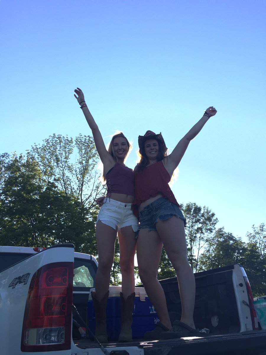 taylormcl12's tweet photo. Happy birthday rach 🎉 cheers to finally being legal 🍺🍷🍹hope you have a good one! @Rachmccallan https://t.co/bP89ECRwBV