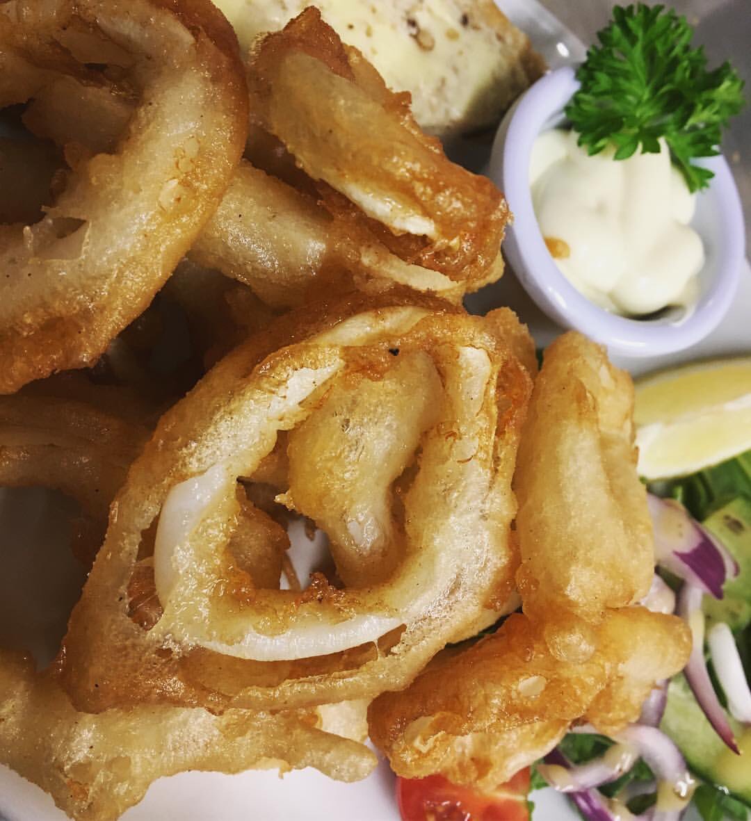 thecoddyshack1's tweet photo. Calamari, cooked in a light tempura batter, served with garlic mayo and granary bread #coddyshack #seafoodrestaurant #looe #cornwall https://t.co/ebbzLFuhjh