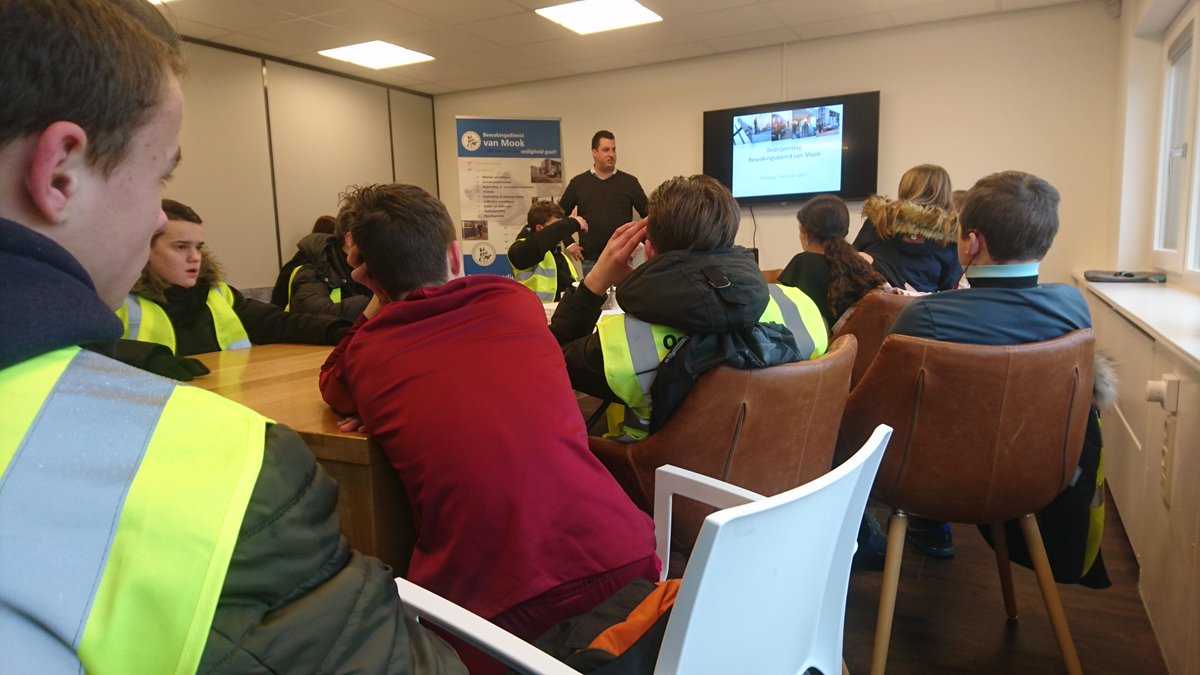 Met 16 leerlingen v <a href="/HHzuidwest/">hethooghuiszuidwest</a> op bezoek <a href="/BeveiligingOss/">Ramon van Mook</a> . Ramon v Mook vertelt over zijn loopbaan in het kader van de Osse #bedrijvendag