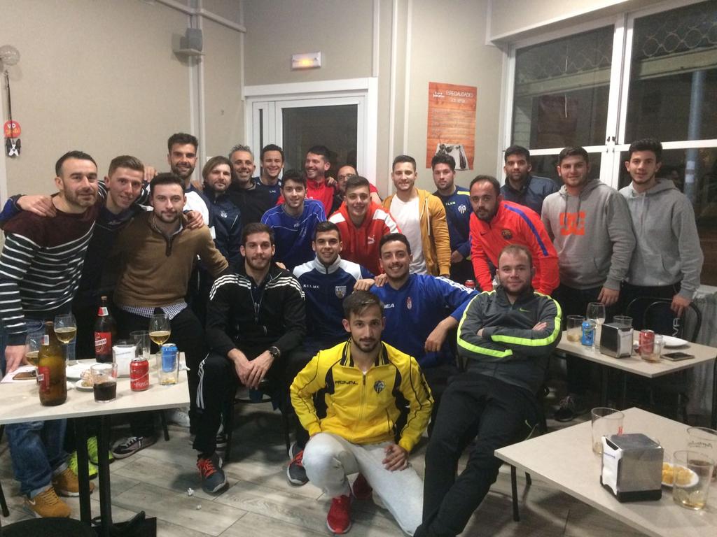 CDMSQSenior's tweet photo. El equipo de convivencia viendo el Barcelona - Atlético en Casa Jeromo #EntrenamientosInvisiblesMartagon https://t.co/RtAmSJVnD9
