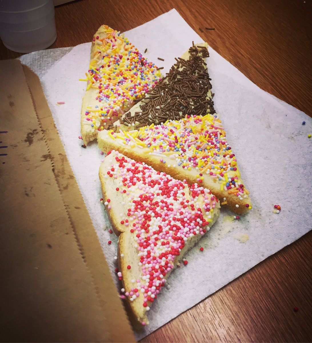 5thBillinghamGG's tweet photo. Guess what the #Brownies made tonight! #HundredsAndThousands #FairyBread #Australia https://t.co/sJrDu4DNo2